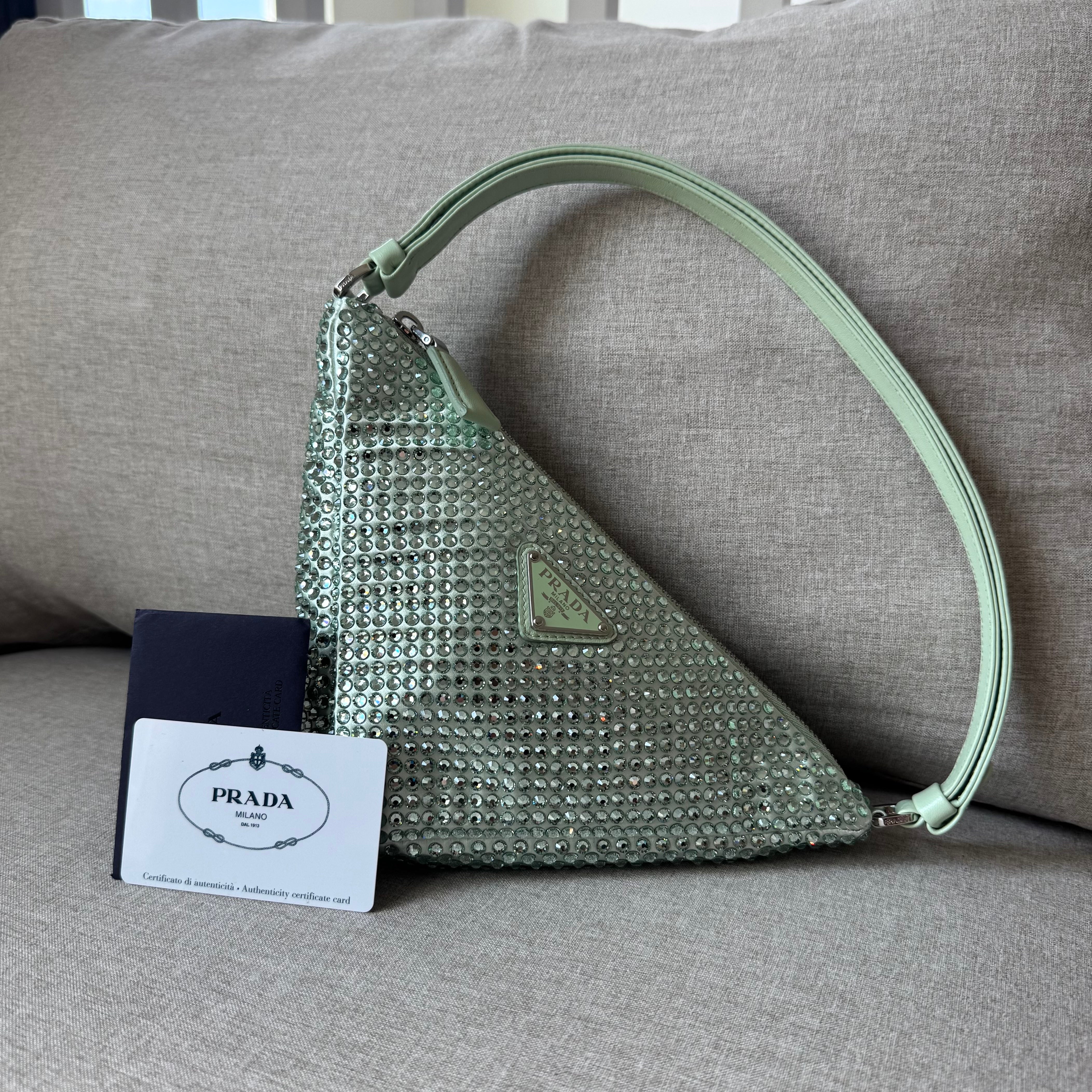 PRADA トライアングルバッグ グリーン triangle 訳あり green-leather-triangle-prada-